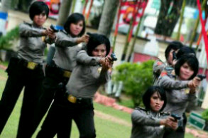 Jangan macem2 ya.. Aku tembak _kepalamu_....