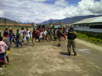 Sabtu,14 Sept 13...Pam jalur di lap sinapuk wamena kampanye pilkada pasangan no. 1 ( John Wempi & Dicky Kapisa )