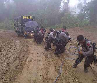Jalan licin saat pemadaman asap brimob riau