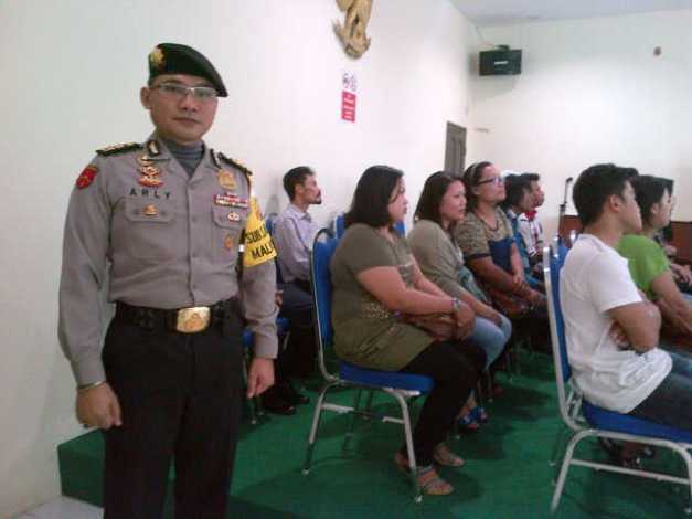 Katim kuching menjaga antrian pemilih agar tertib