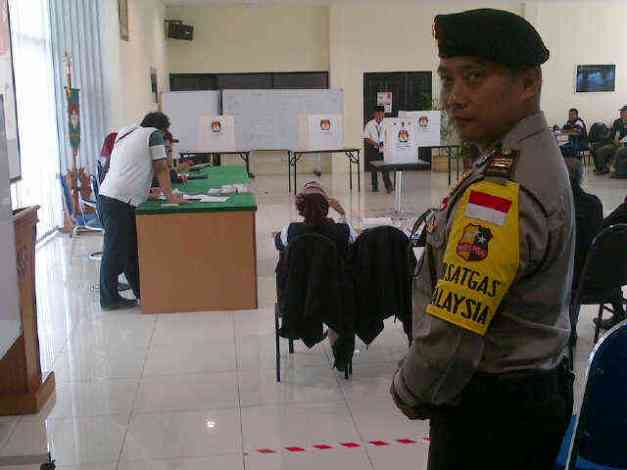 Pencoblosan di TPS Kuching berlangsung aman dan tertib (sambil selfie)