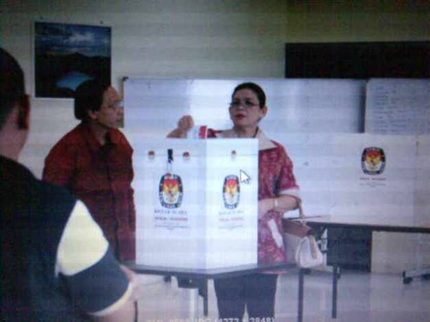 Pencoblosan di TPS Kuching diawali oleh Pak Konjen dan isteri