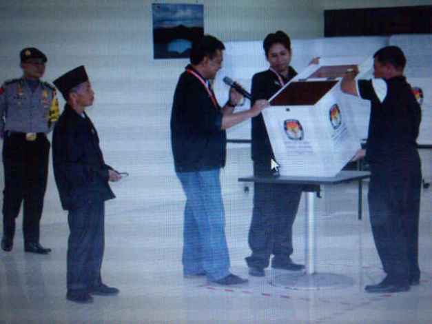Pengecekan kotak suara TPS Kuching sebelum pelaksanaan pencoblosan, kosoooong....